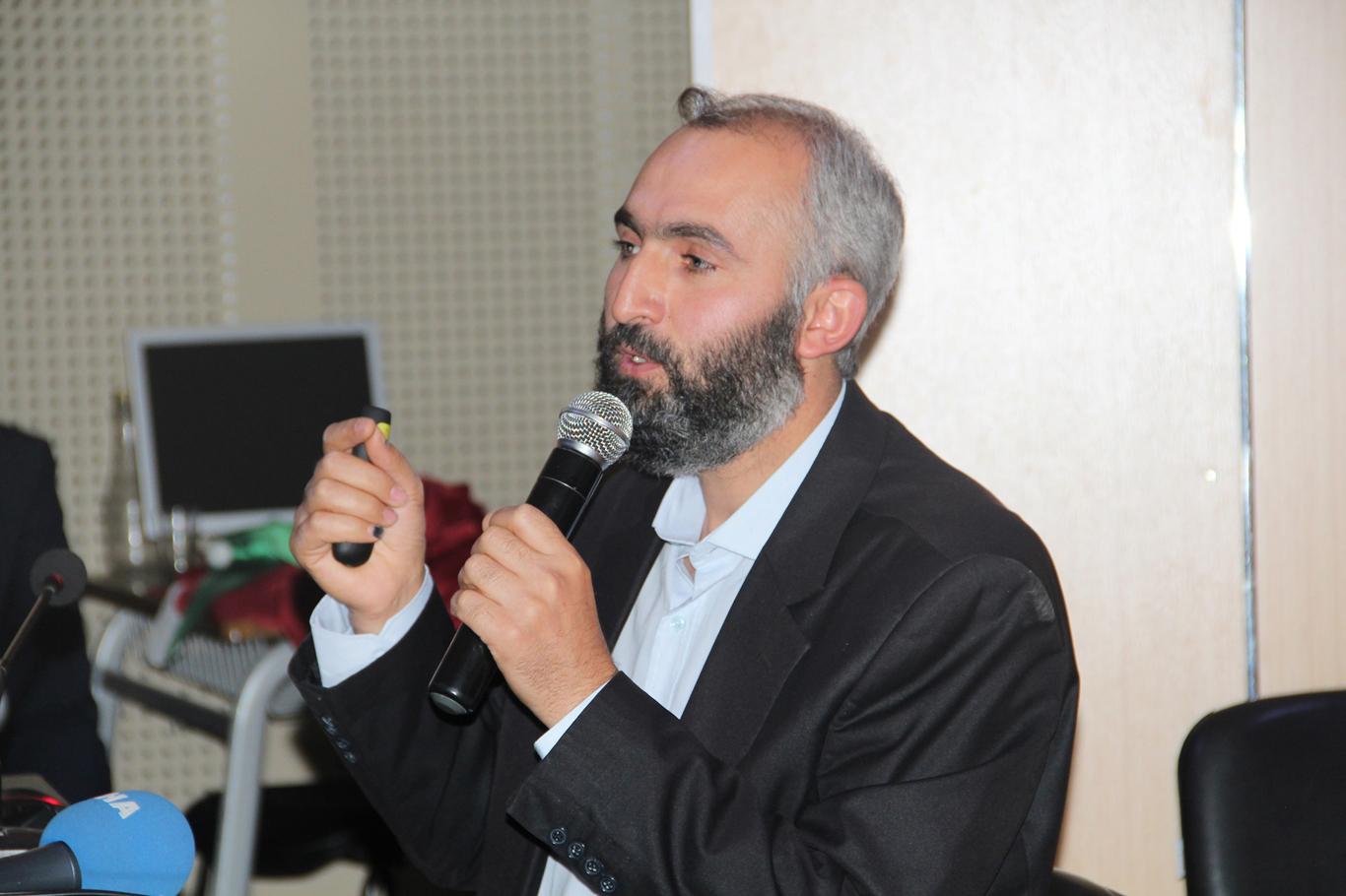 “Namazında gevşek davranan bir baba çocuğuna nasıl örnek olabilir” “Namazında gevşek davranan bir baba çocuğuna nasıl örnek olabilir”